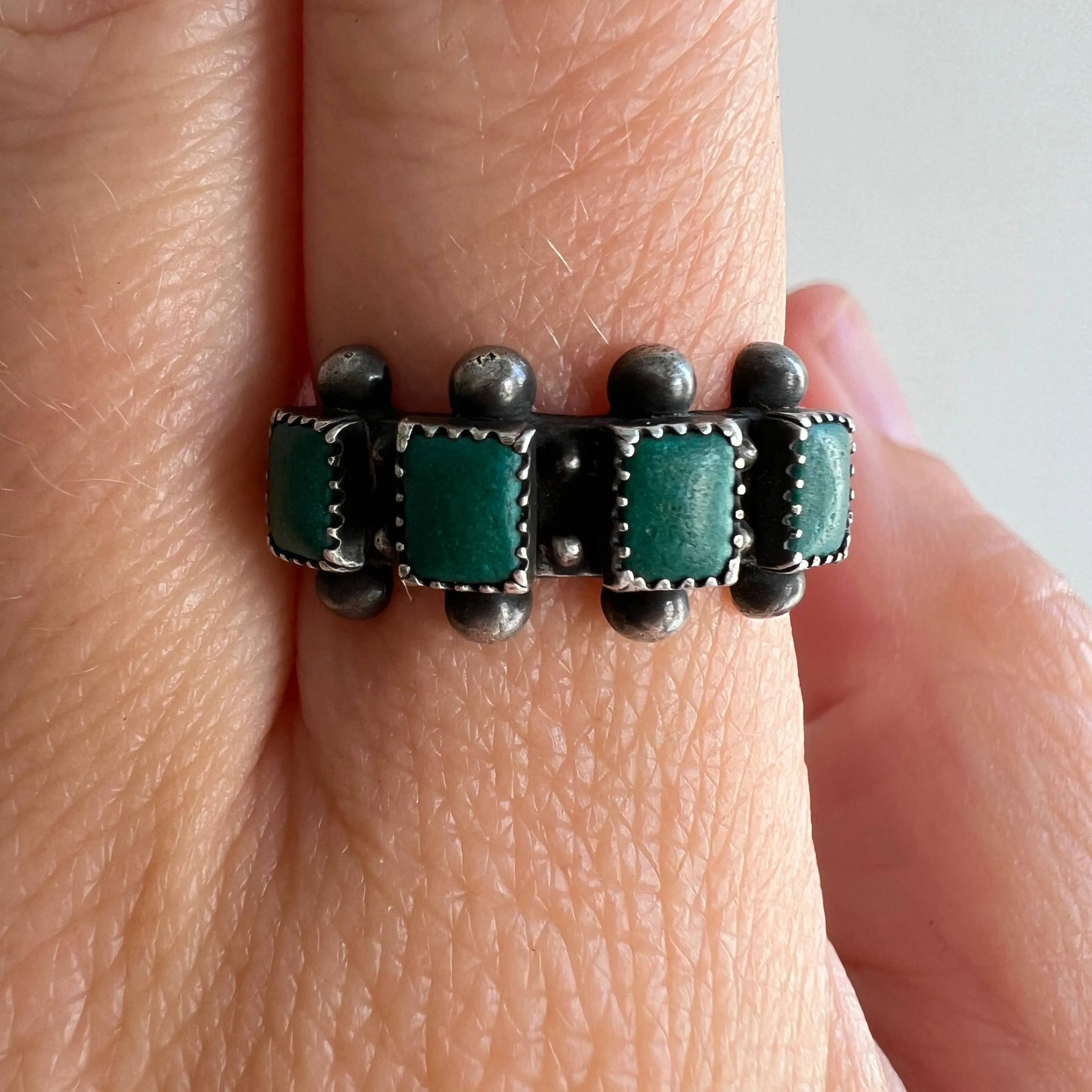 V I N T A G E // petit point stacker / old Zuni sterling silver and green turquoise sawtooth bezel band ring / size 6 to 6.25