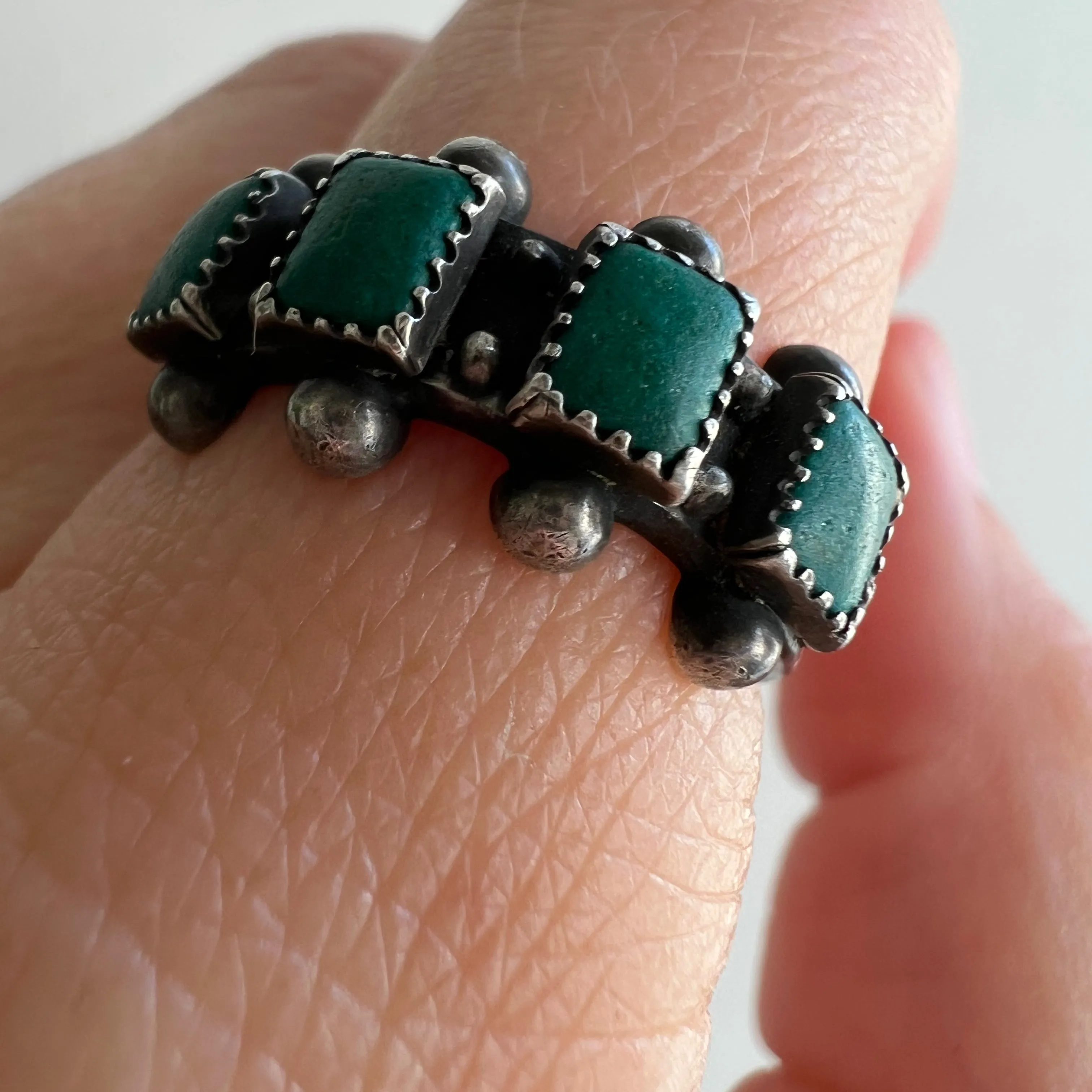 V I N T A G E // petit point stacker / old Zuni sterling silver and green turquoise sawtooth bezel band ring / size 6 to 6.25