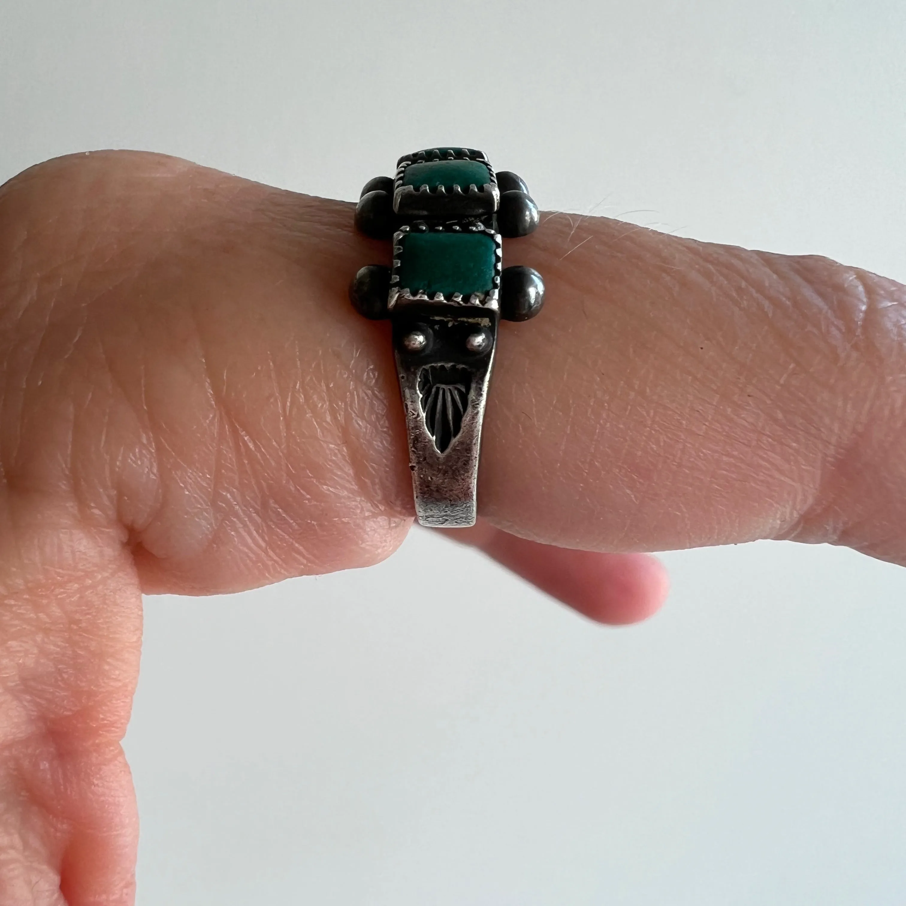 V I N T A G E // petit point stacker / old Zuni sterling silver and green turquoise sawtooth bezel band ring / size 6 to 6.25